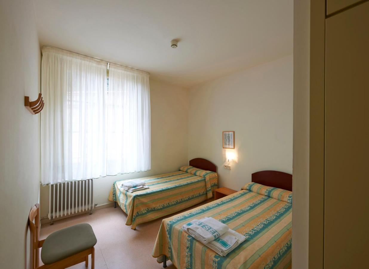 Apartamentos Montserrat Abat Marcet Exterior foto