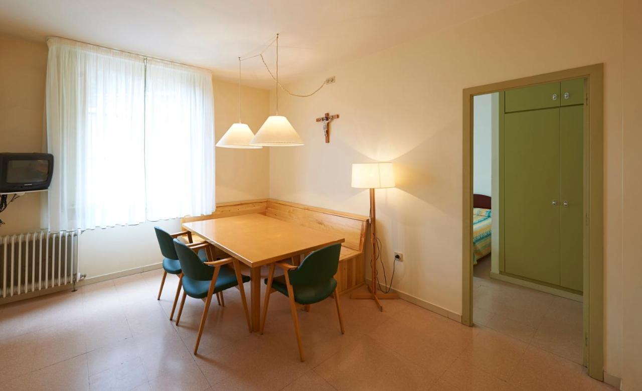 Apartamentos Montserrat Abat Marcet Exterior foto