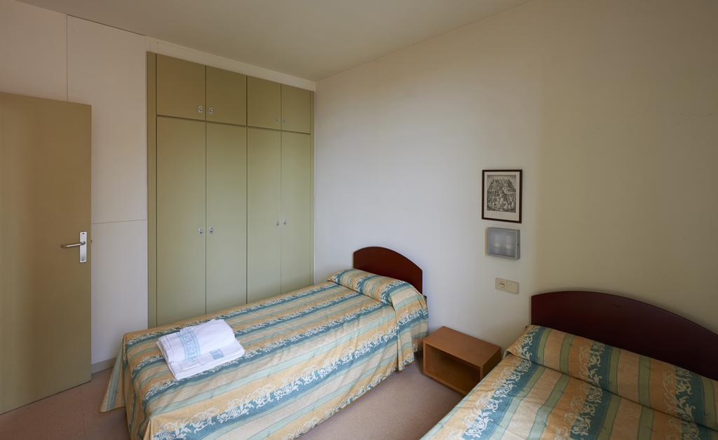 Apartamentos Montserrat Abat Marcet Habitación foto